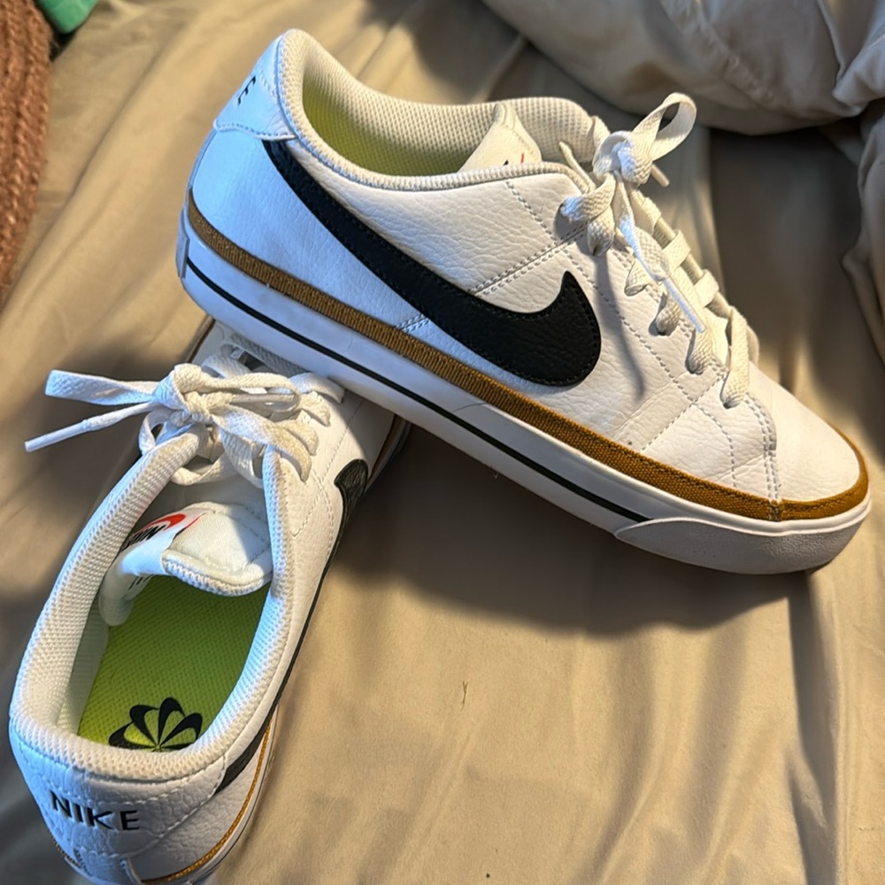 Nike shoes-VERY lightly used